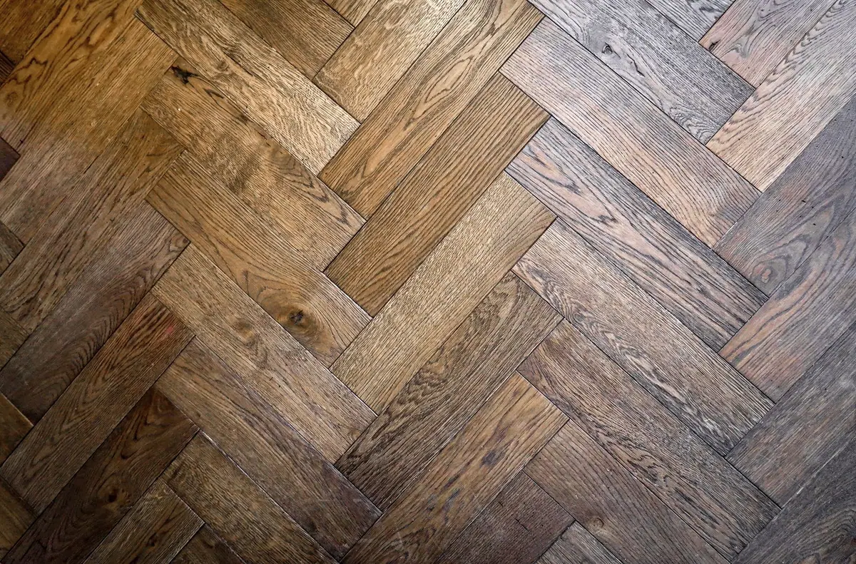 Close-up van een eiken visgraatvloer